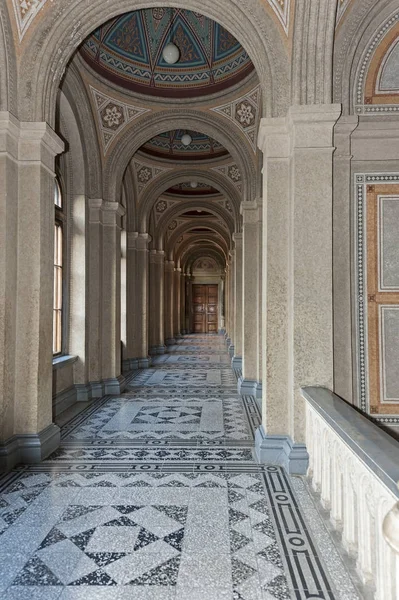 Korridor med kolumner i Chernivtsi National University, Tjernivtsi, Ukraina — Stockfoto