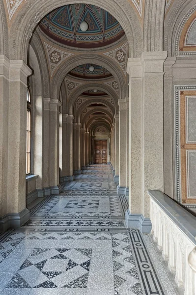 Gang met kolommen in de Tsjernivtsi National University, Tsjernivtsi, Oekraïne — Stockfoto