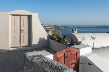 Santorini, Yunanistan caldera bulaşık kapıya