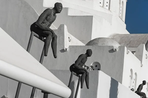 Fira Santorini Julho 2014 Três Esculturas Observadores Com Catedral Metropolitana — Fotografia de Stock
