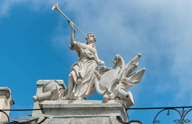 Lviv, Ukrayna pazar meydanında bir binanın tepesinde heykel