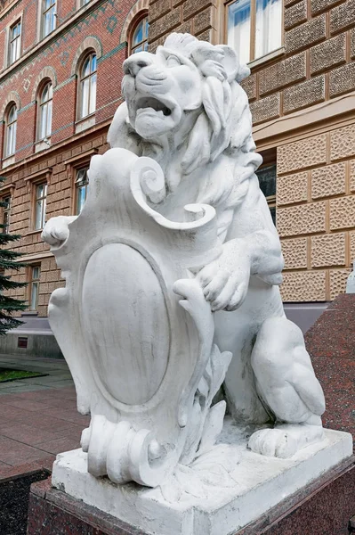Lion Effrayé Avec Bouclier Tchernivtsi Ukraine — Photo