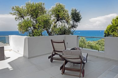 Akrotiri, Zakinthos, Yunanistan - 20 Haziran 2015: Ünlü Kymothoe Elite hotel Akrotiri kasaba Zakinthos Adası Yunanistan üzerinde 10 Haziran 2015'adlı bir terasta iki longue sandalye