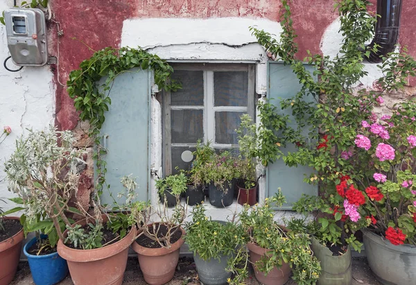 前面的一座老房子装饰着希腊花盆 — 图库照片