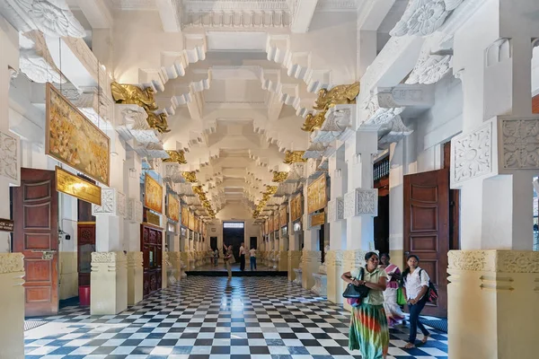 Kandy Sri Lanka Maart Pelgrims Toeristen Zijn Binnenkant Van Tempel — Stockfoto