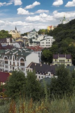 Kiev, Ukrayna arka planda Saint Andrew's kilise ile Andriyivskyy kökenli genel görünümü