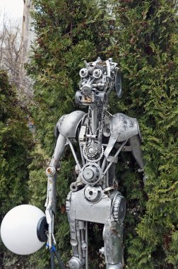 Ternopil, Ukrayna - 30 Mart 2018: Korkutucu steampunk dekoratif heykel Ark (Kovhceg) ünlü bar Ternopil, Ukrayna'da 30 Mart 2018, bahçesinde lambalı