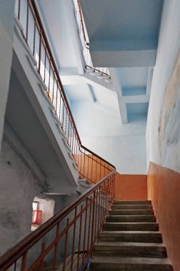 İki kat Merdiven Küpeşte apartman kompleksi bir iniş tarafından katıldı