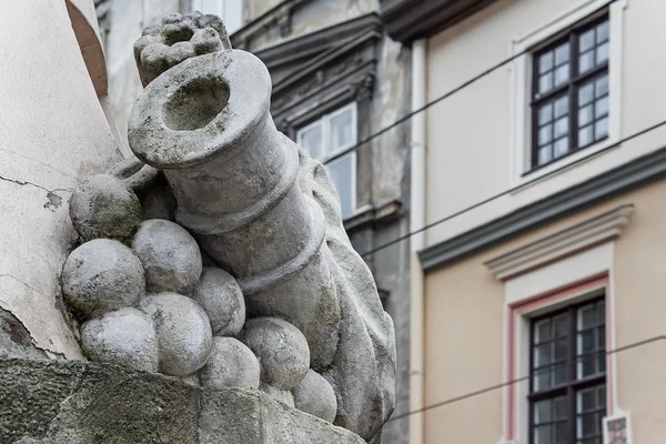 Een Stenen Kanon Kanonskogels Versieren Een Gevel Lviv Oekraïne — Stockfoto