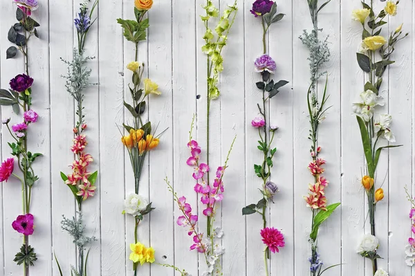 造花の装飾と白い木製のフェンス — ストック写真