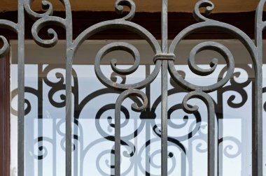 Onun cam Kiev, Ukrayna yansıtan ile bir pencere ızgara parçası