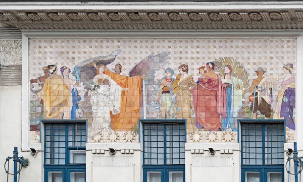 乌克兰切尔诺夫茨切尔诺夫茨区域美术馆门面上有12奥运会神的小组 — 图库照片