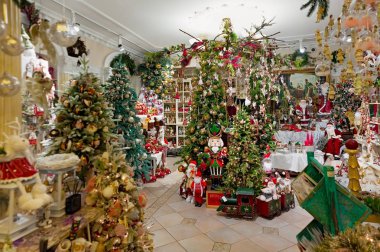 Lviv, Ukrayna 'daki Xmas ve Yakın Yıl dekorasyon dükkanının içi