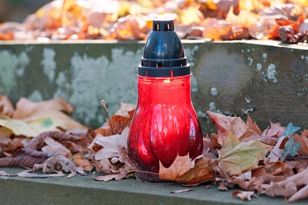 Bougie Votive Sur Tombe Avec Des Feuilles Automne — Photo