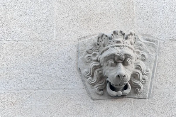 Tête Lion Couronne Sur Mur Vieux Bâtiment Lviv Ukraine — Photo