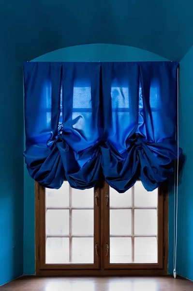 Primer Plano Una Vieja Ventana Con Cortinas Azules — Foto de Stock