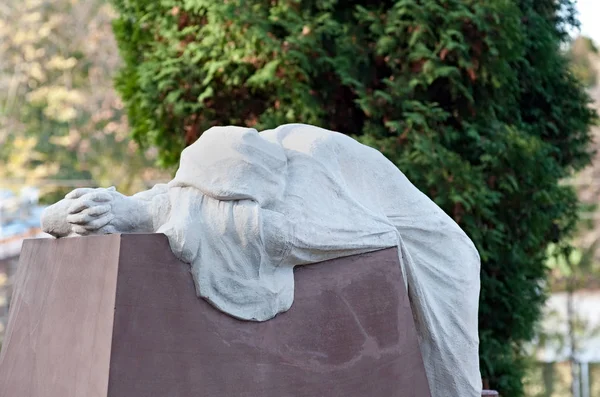 Socha Hrobky Truchlící Postavy Bílém Plášti Lychakivského Hřbitova Lvově Ukrajina — Stock fotografie