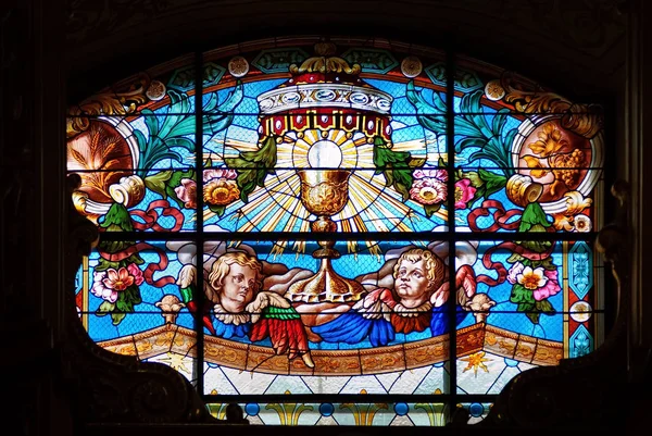 Eines Der Buntglasfenster Der Erzkathedrale Basilika Mariä Himmelfahrt Die Lateinische Stockbild