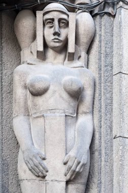 Ukrayna, Lviv 'deki eski binanın önündeki kadın heykeli.