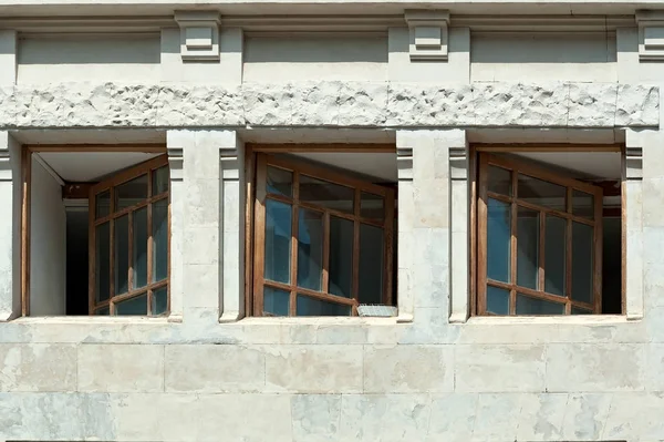 Windows Old Building Georgia — ストック写真