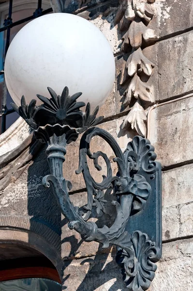 Antigua Linterna Hierro Fundido Antigua Pared Del Edificio Lviv Ucrania —  Fotos de Stock