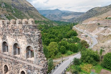 Khertvisi kalesine giden yol, Meskhti bölgesi, Gürcistan