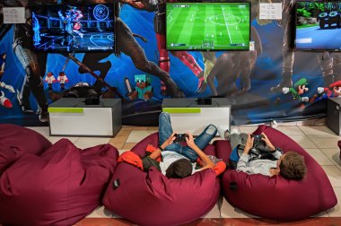 Ukrayna, Kyiv 'deki oyun merkezinin ziyaretçileri