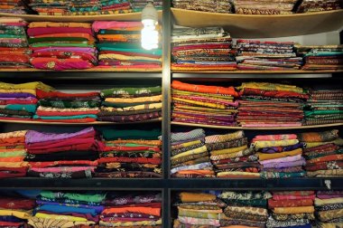 Renkli kumaşlı raflar