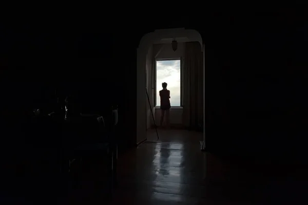 Silhouette Personne Fenêtre Dans Pièce Sombre — Photo