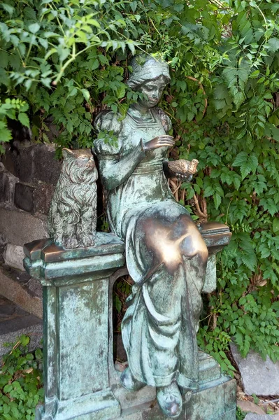 Estatua Bronce Que Representa Una Mujer Con Gato Pájaro Parque — Foto de Stock