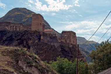 Akhaltsikhe, Gürcistan 'daki Khertvisi şatosunun yan görüntüsü