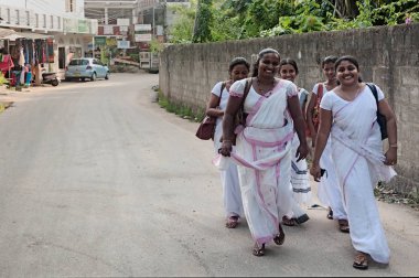 Gülümseyen kızlar Unawatuna, Sri Lanka 'da yürüyorlar.