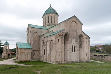 Kutaisi, Georgia 'daki Bagrati katedralinin arka manzarası