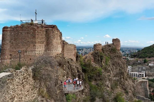 Стена Нарикала Наблюдательным Пунктом Туристами Тбилиси Грузия — стоковое фото
