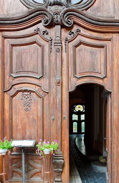 Das Hölzerne Tor Und Die Bogenspannweite Des Wissenschaftlerhauses Lviv Ukraine — Stockfoto