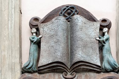 Lviv Ukrayna 'daki eski binanın duvarında kitap süslemesi