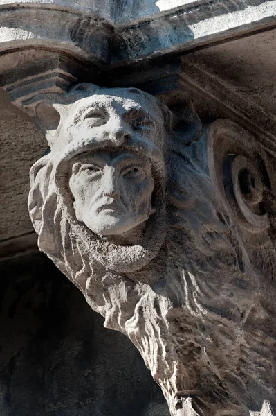 Gros Plan Corbel Incroyable Sur Vieux Bâtiment Sur Place Marché — Photo