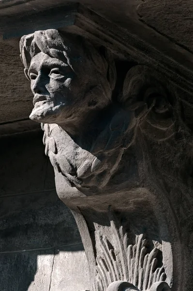 Gros Plan Corbel Incroyable Sur Vieux Bâtiment Sur Place Marché — Photo