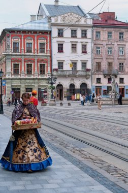 Lviv Ukrayna 'daki pazar meydanında turistler ve aktörler eski bir ortaçağ elbisesidir.