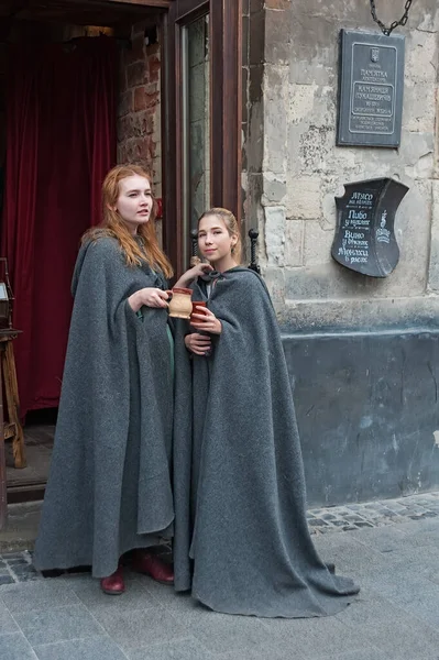 Girls Medieval Cloaks Market Square Lviv Ukraine — Stock Photo, Image