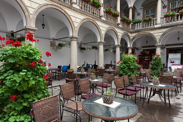 Meubilair Van Het Cafe Italiaanse Binnenplaats Van Korniakt Palace Lviv Stockfoto