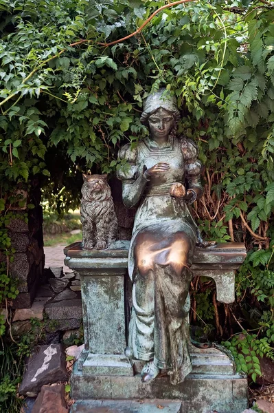 在佐治亚州巴统市的公园里 这个铜像描绘了一个带着猫和鸟的女人 — 图库照片