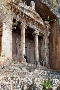 Amyntas kaya mezarları. Dik kayalıklara oyulmuş M.Ö. 4. mezarlar. Fethiye, Türkiye.