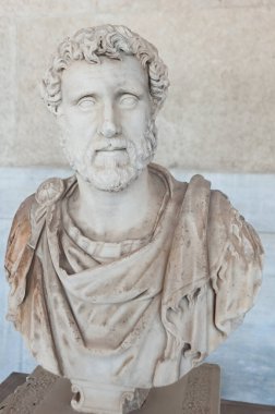 İmparator Antoninus Pius 'un portre büstü, Attalos Stoa' sında, antik Atina Agora, Yunanistan