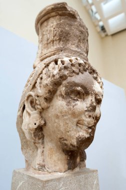 Yunanistan 'daki Delphi Arkeoloji Müzesi' nde heykel