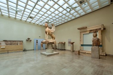 Naxos heykelinin efsanevi Sfenksi Yunanistan 'ın Delphi kentindeki Arkeoloji Müzesi' nin kaidesinin üzerinde duruyor.