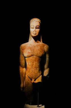 Kouros, siyah arka plandaki genç adamın antik heykeli. Kerameikos Müzesi, Atina Yunanistan.