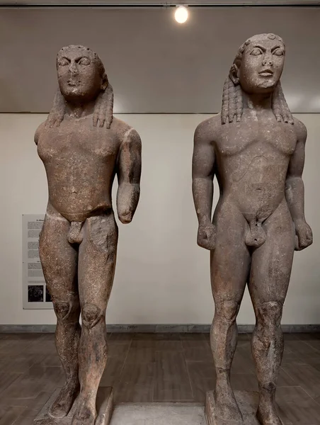 古代ギリシャのデルファイ考古学博物館でクレオビスとビトンとして知られていたアルゴスのポリメデスの双子像 — ストック写真