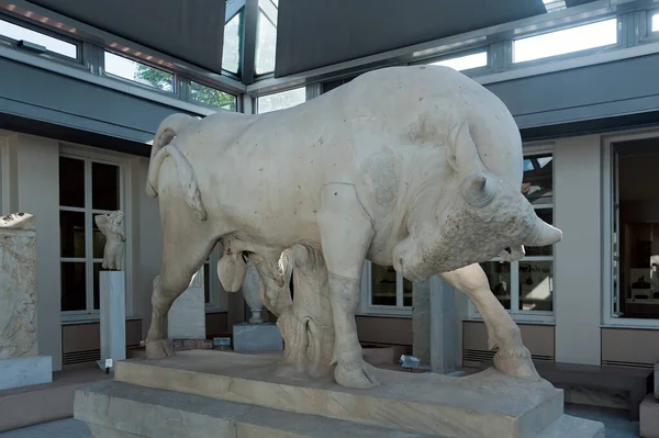 希腊雅典Kerameikos考古博物馆大理石公牛雕塑 — 图库照片