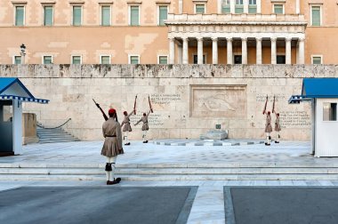 Atina 'daki Meçhul Asker Mezarı' nı koruyan Evzone. 